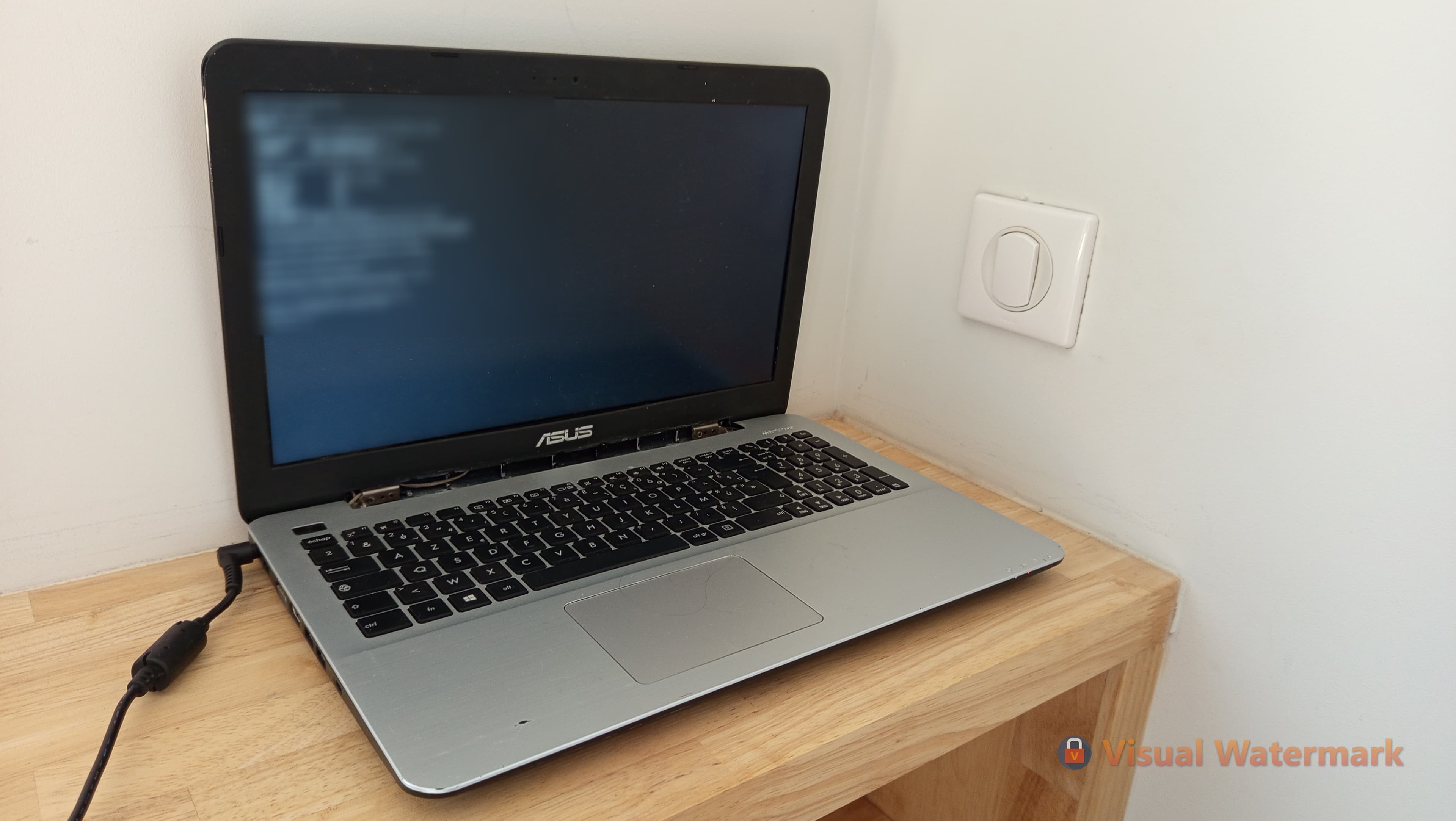 Le serveur physique (un ancien laptop) en cours d'exécution.